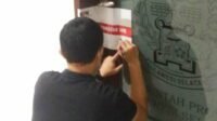 KPK Segel Kantor Dinas PU di Jl. AP Pettarani, Makassar.