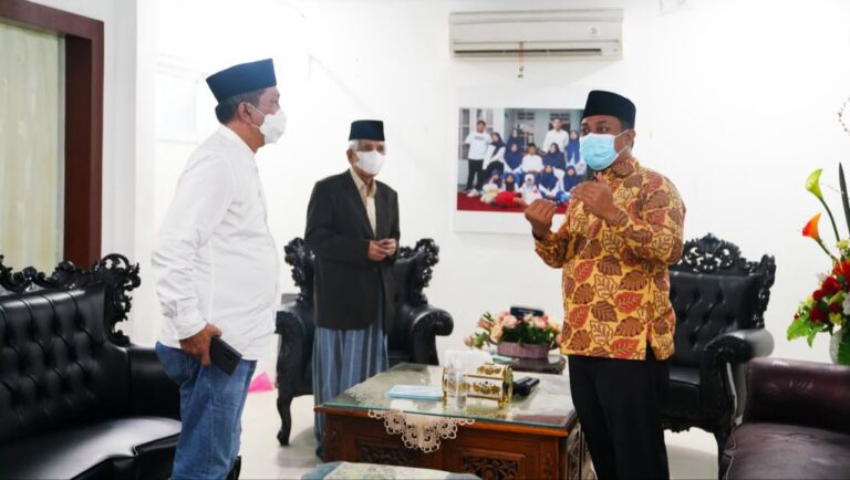 Hari Pertama Plt Gubernur, Andi Sudirman Minta Nasehat KH Sanusi Baco 3 Hari Pertama Plt Gubernur, Andi Sudirman Minta Nasehat KH Sanusi Baco
