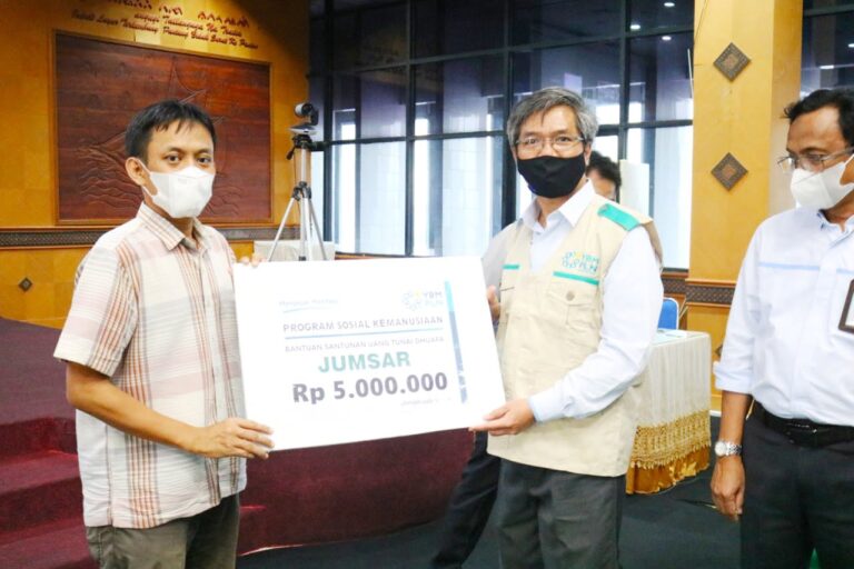 YBM PLN UIW Sulselrabar serahkan Bantuan dengan Total Rp83 Juta