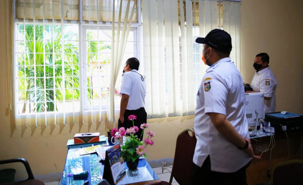 Pastikan Program Makassar Recover Berjalan Maksimal, Danny Pomanto Sidak Kantor Kecamatan