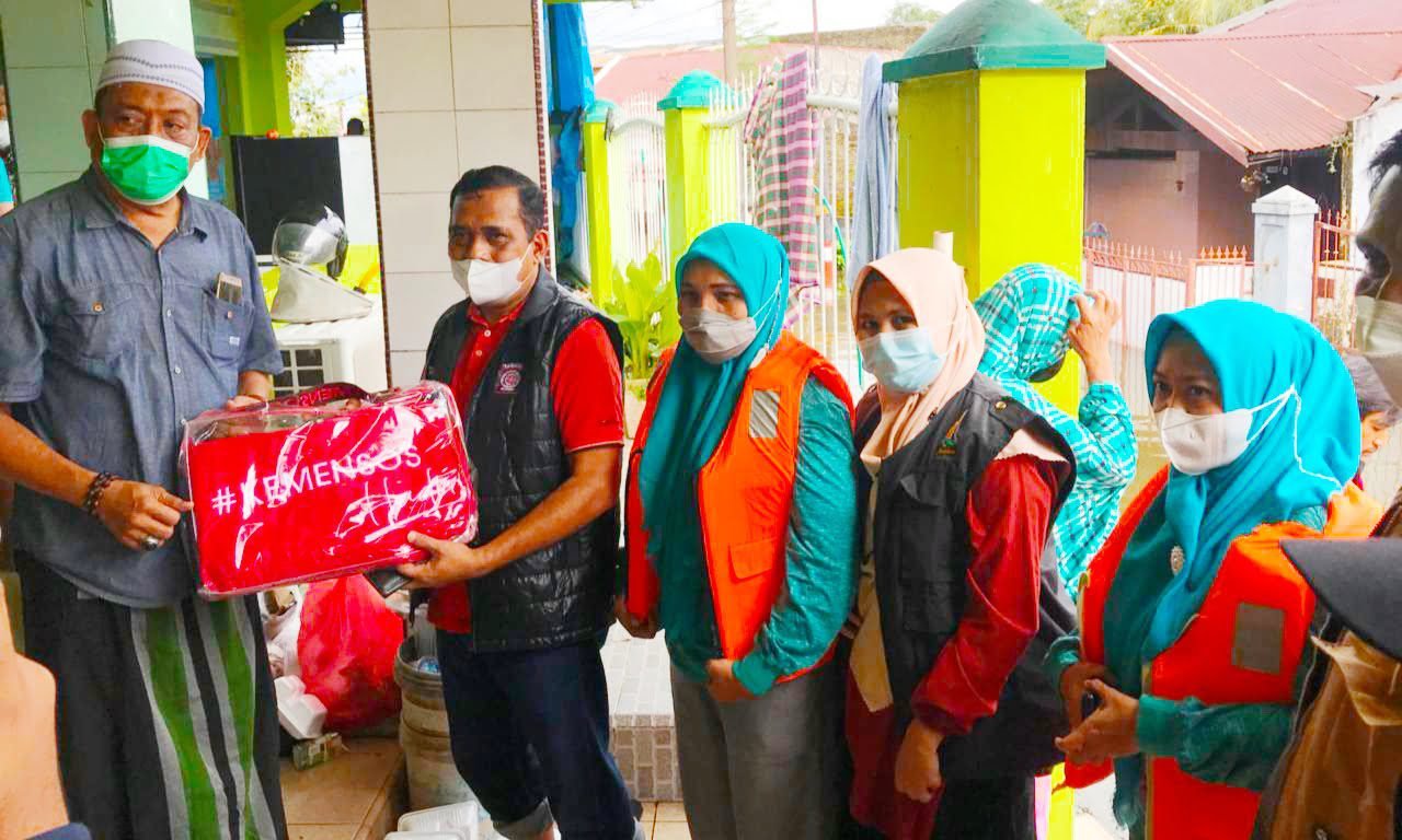 Wakil Ketua PKK Sulsel bersama Kadinsos Serahkan Bantuan Pengungsi Korban Banjir
