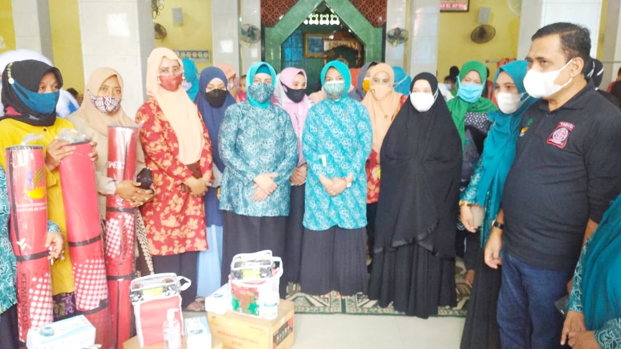 Telusuri Lorong, Naoemi Octarina kembali Serahkan Bantuan Bagi Korban Banjir