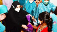 Naoemi Octarina Serahkan Bantuan Korban Banjir di Masjid At-Thoyyibah, Batua