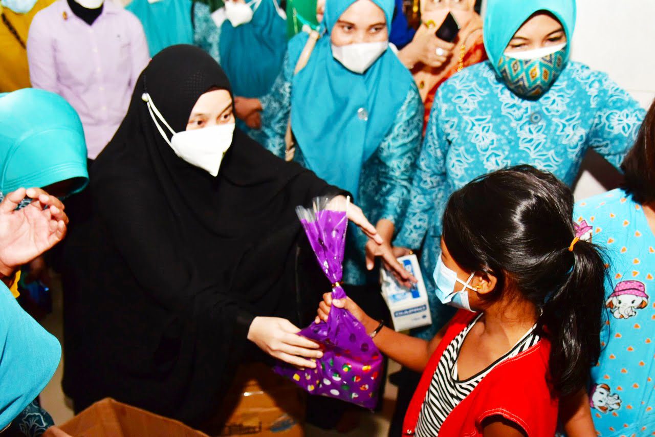 Naoemi Octarina Serahkan Bantuan Korban Banjir di Masjid At-Thoyyibah, Batua