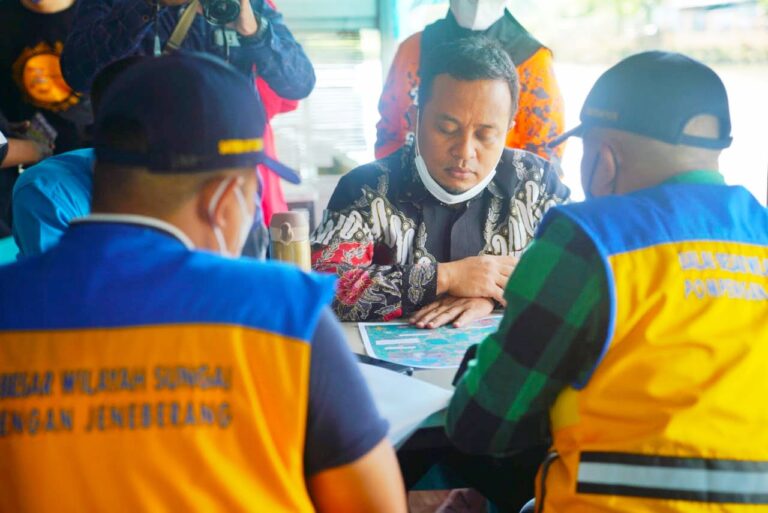 Banjir Makassar, Plt Gub: Ayo Turun Sama-sama Selesaikan 7 Banjir Makassar, Plt Gub: Ayo Turun Sama-sama Selesaikan