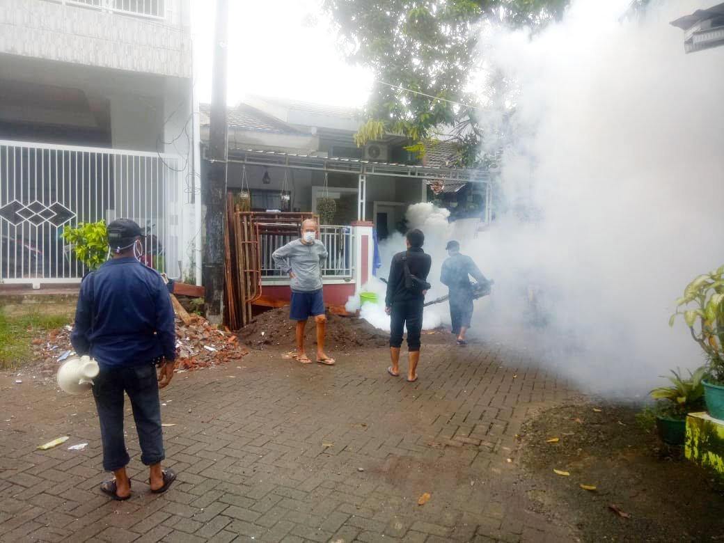 Ketua RW 06 Bitowa Turun Langsung Dampingi Fogging DBD di Antang