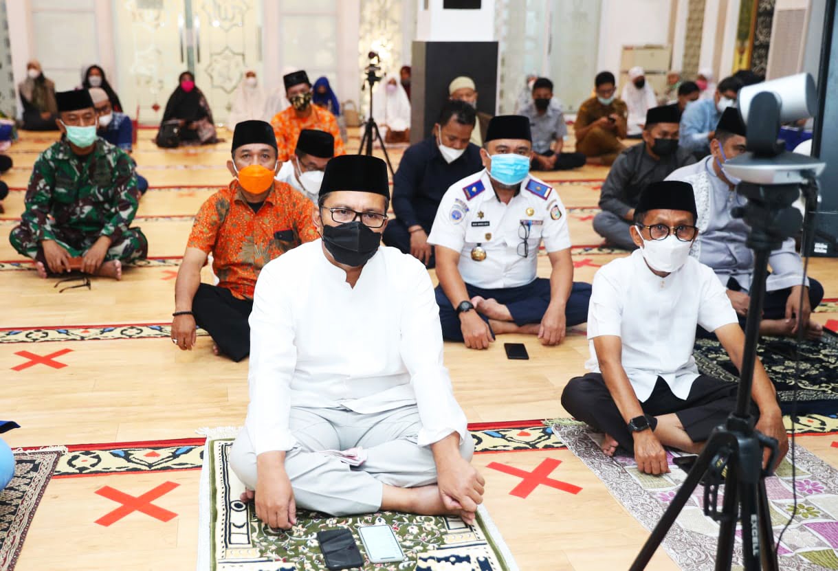 Danny-Fatma Hadiri Perayaan Isra Miraj di Masjid H. Hamarung
