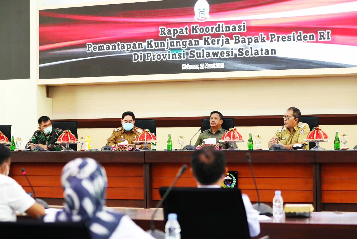 Walikota Makassar Danny Pomanto mengikuti rapat Kordinasi dengan Pemerintah Provinsi Sulsel terkait kedatangan Presiden RI meninjau Festival Vaksin, Senin (15/3/2021).