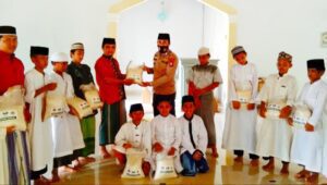 Personil Polsek Manuju Salurkan Bantuan Beras Ke Pondok Pesantren