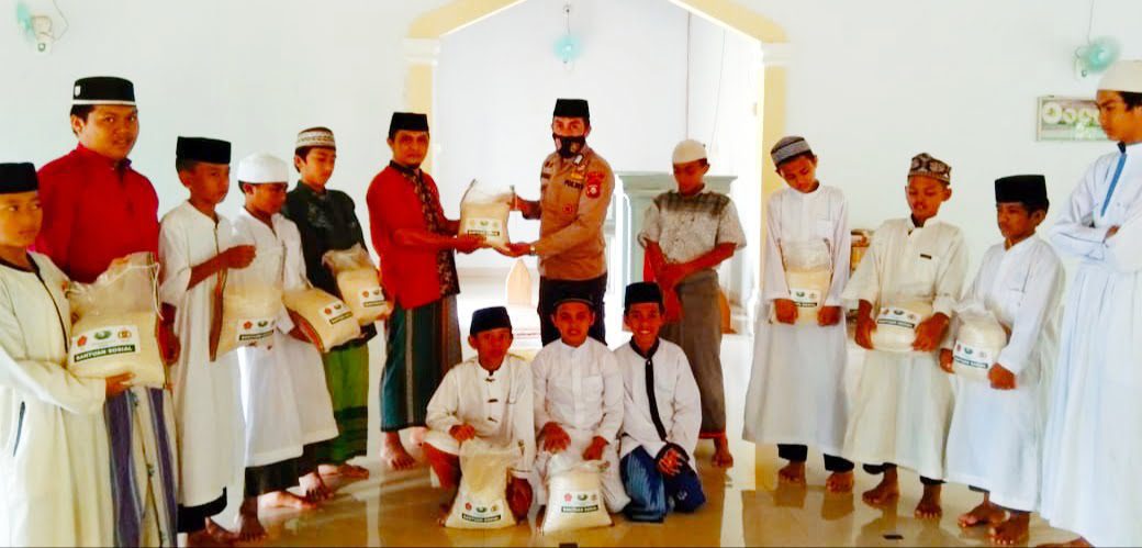 Personil Polsek Mamuju Salurkan Bantuan Beras Ke Pondok Pesantren