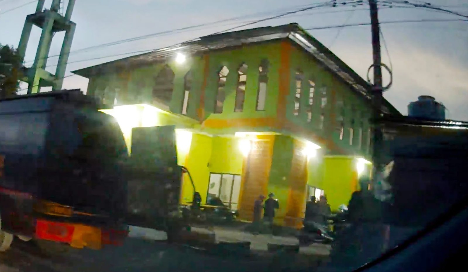 Tas Mencurigakan Ditemukan dalam Masjid, Jibom Polda Sulsel Sterilisasi TKP, Amankan Barang Bukti