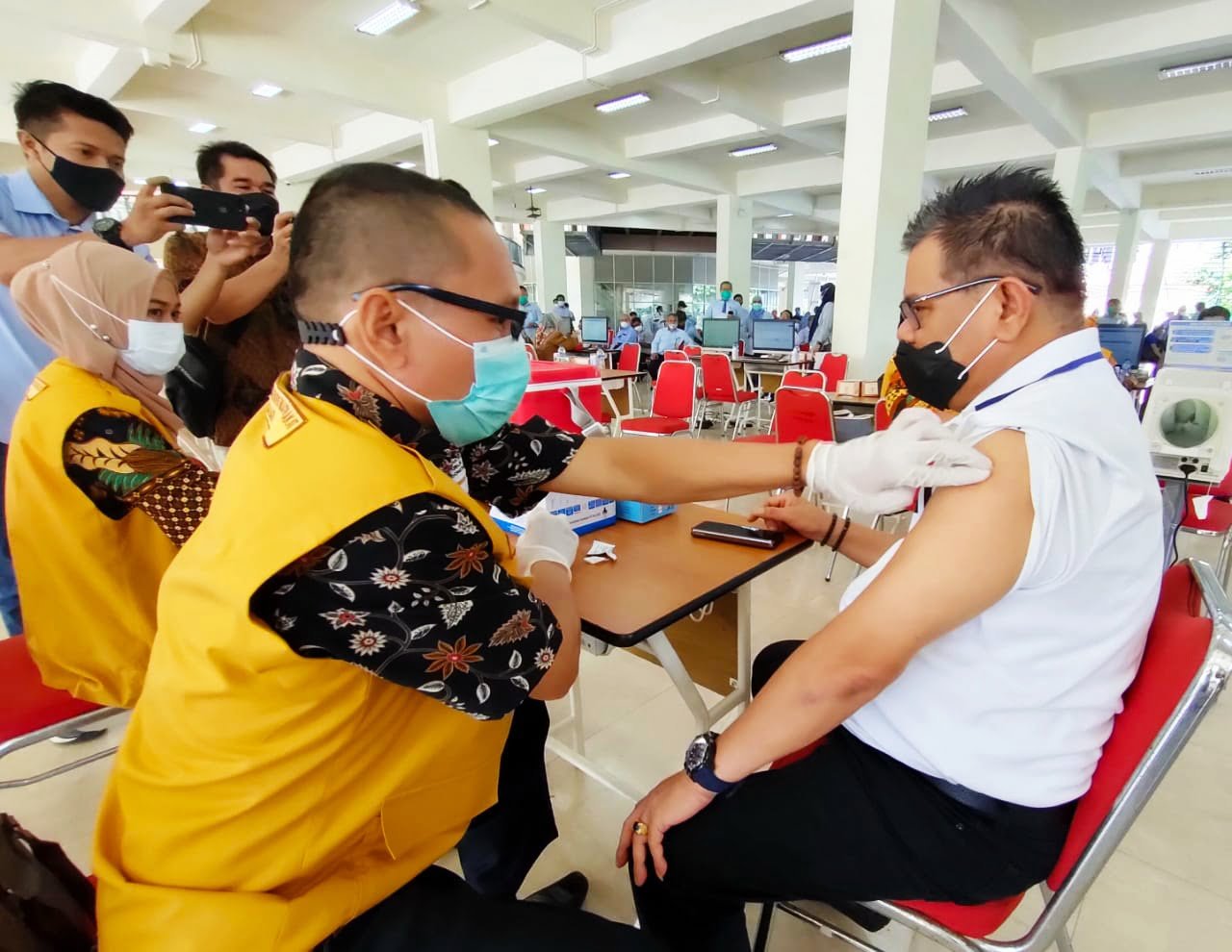 Dosen dan Karyawan UNM Jalani Vaksin Tahap Kedua, Ini Reaksi Rektor