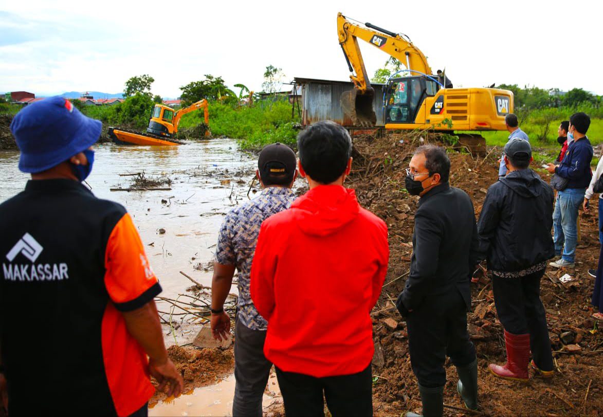 Danny - Fatma Tinjau Pengerukan Sungai Je’ne Biring