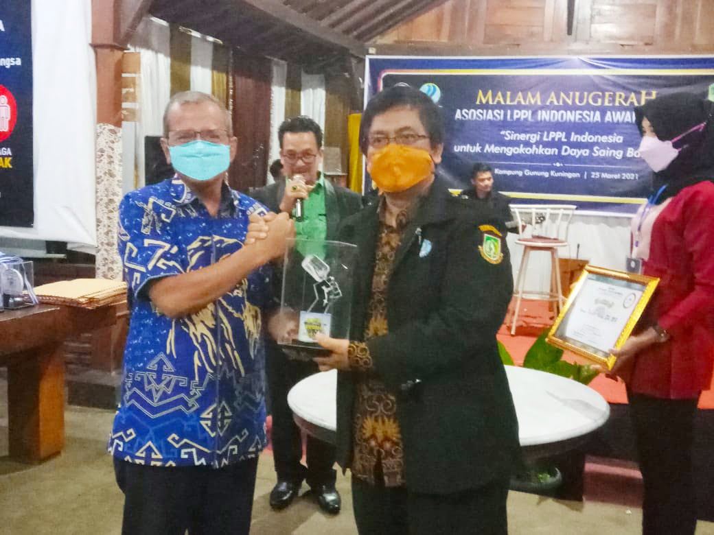 Bupati Gowa Raih Trophy dan Piagam Penghargaan Nasional Bidang Radio