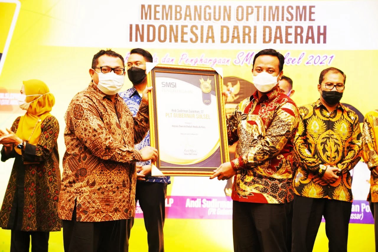 Peduli Media dan Pers, Plt Gubernur Terima Penghargaan SMSI