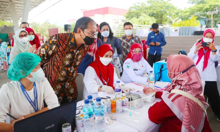 2.000 Guru di Vaksin, DP: Lihat Karebosi Tak Ada Kerumunan Kendaraan 5 2.000 Guru di Vaksin, Danny: Lihat Karebosi Tak Ada Kerumunan Kendaraan