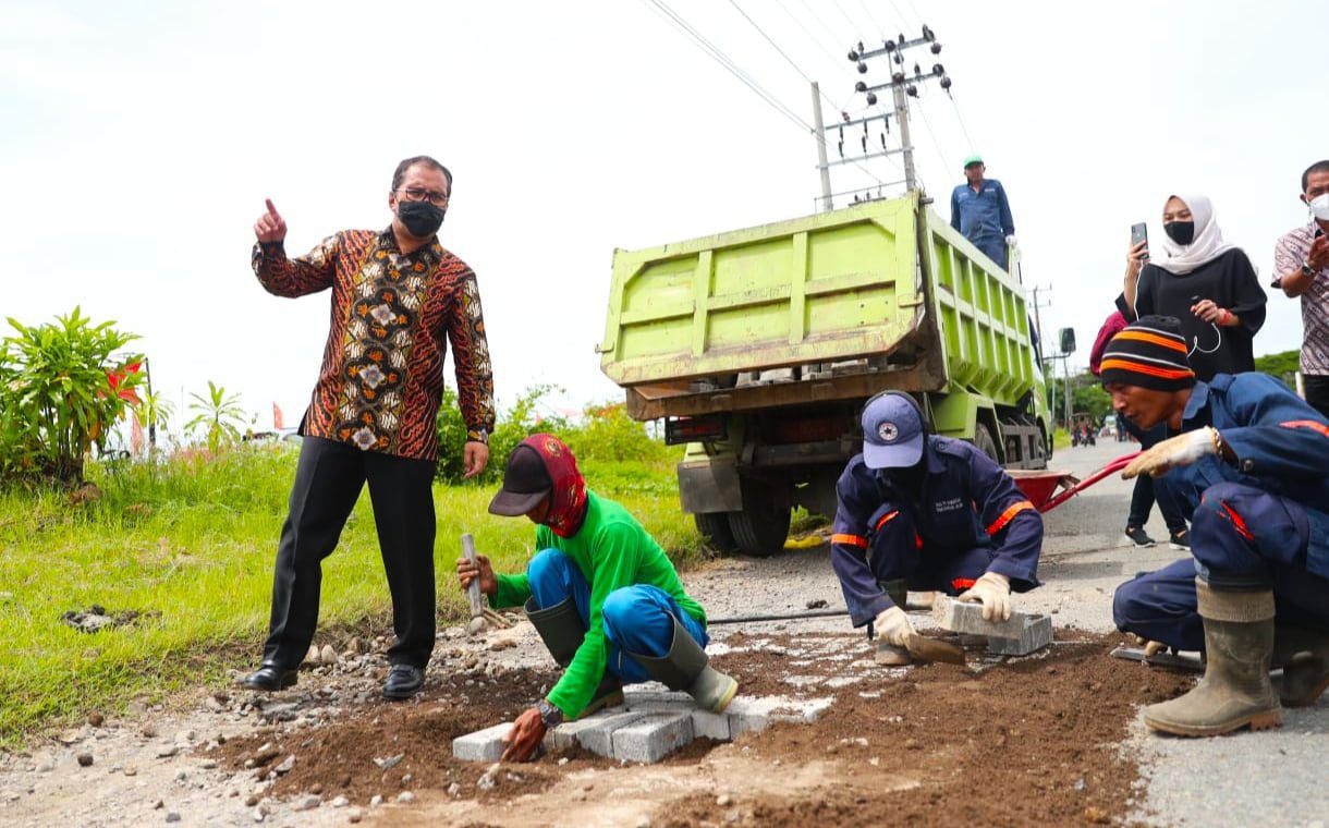 Danny Turun Langsung Tinjau Penambalan Jalan Metro Tanjung Bunga