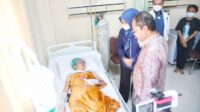 Danny-Fatma Jenguk Korban Bom Bunuh Diri Katedral