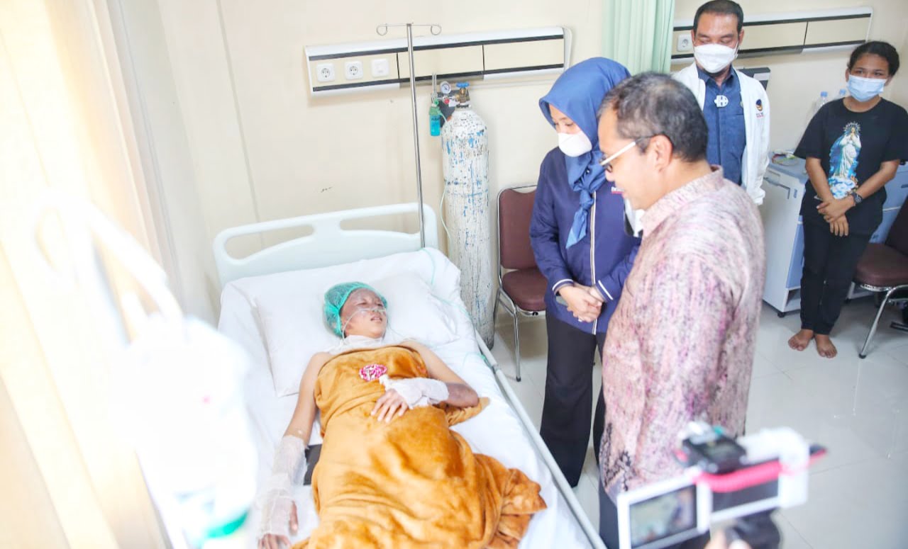 Danny-Fatma Jenguk Korban Bom Bunuh Diri Katedral