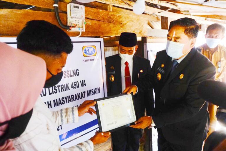 Sekprov Sulsel hadiri Pemasangan Listrik 450 VA bagi Warga Miskin di Wajo 6 Sekprov Sulsel hadiri Pemasangan Listrik 450 VA bagi Warga Miskin di Wajo
