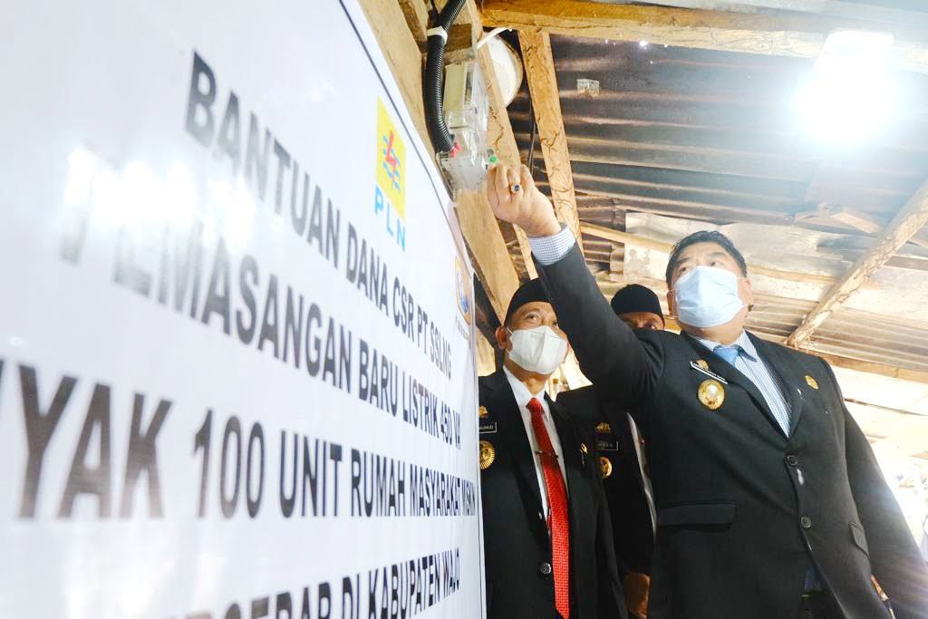 Sekprov Sulsel hadiri Pemasangan Listrik 450 VA bagi Warga Miskin di Wajo