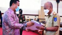 Plt Gubernur Sulsel Serahkan SK Kenaikan Pangkat Kepala Bapenda