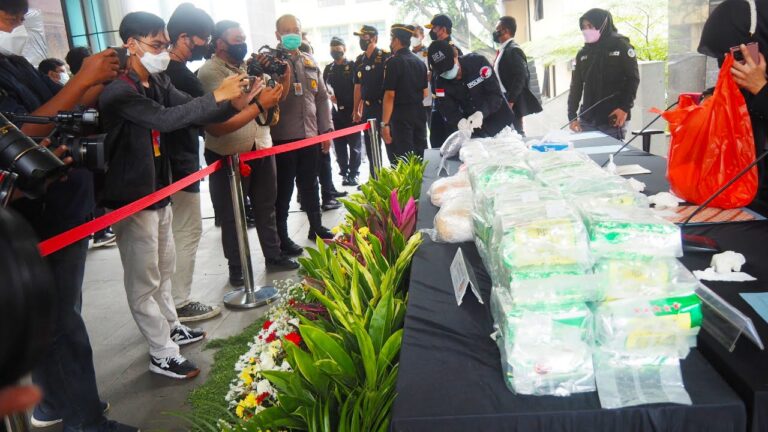 Bareskrim dan Bea Cukai Gagalkan Peredaran 42,3 Kg Sabu, 85 Ribu Ekstasi 8 Bareskrim dan Bea Cukai Gagalkan Peredaran 42,3 Kg Sabu, 85 Ribu Ekstasi