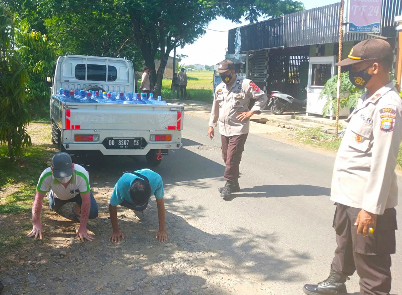 Personil Polsek Barombong Disiplinkan Warga Patuhi Prokes, Melalui Operasi Yustisi