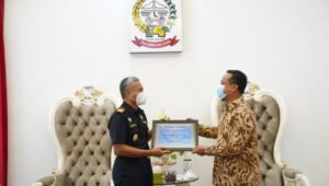 Jadi Fasilitator Importasi Bantuan ke Sulsel, Plt Gubernur Beri Penghargaan Kanwil Bea Cukai