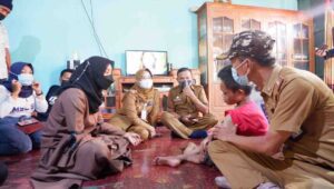 Ketua TP PKK Pangkep Kunjungi Arfian Penderia Penyakit Langka