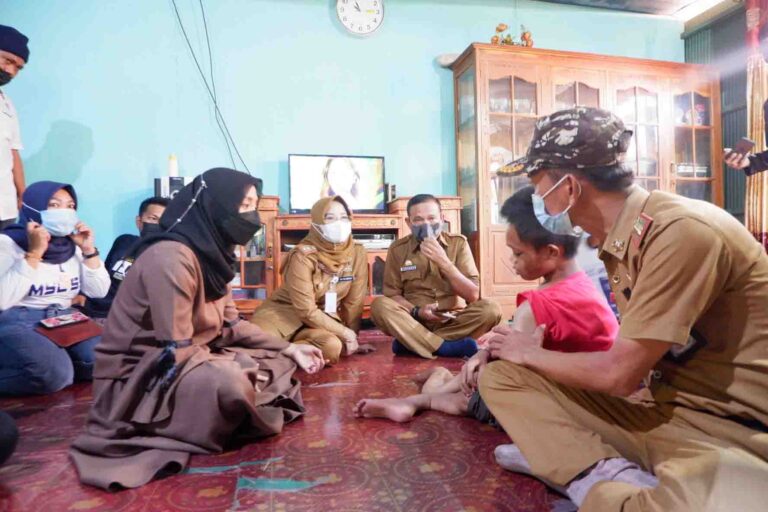 Ketua TP PKK Pangkep Kunjungi Arfian Penderia Penyakit Langka