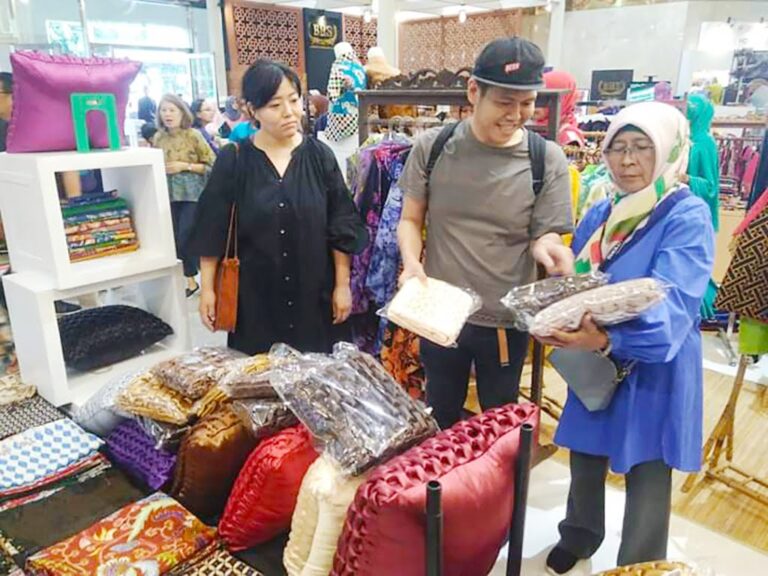 Lewat Konsep Sociopreuneur, UMKM Binaan Pertamina Raih Omzet Puluhan Juta Rupiah 8 Lewat Konsep Sociopreuneur, UMKM Binaan Pertamina Raih Omzet Puluhan Juta Rupiah