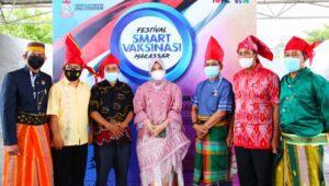 Anggun Memakai Baju Bodo, Fatma Berkeliling Menyapa Peserta Festival Vaksin