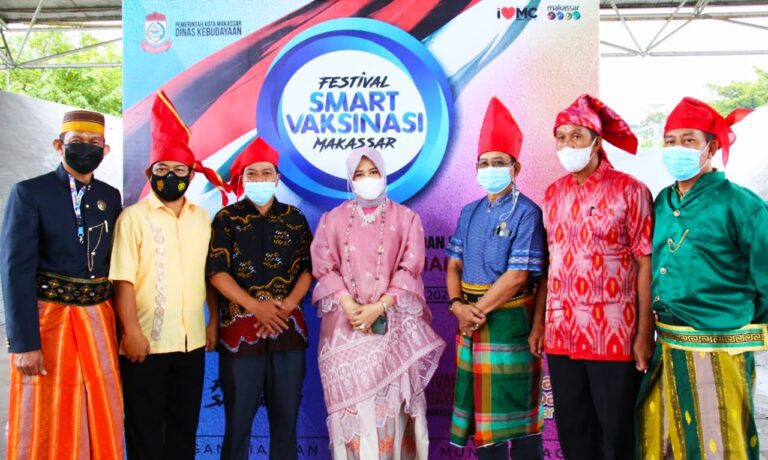 Anggun Memakai Baju Bodo, Fatma Berkeliling Menyapa Peserta Festival Vaksin 8 Anggun Memakai Baju Bodo, Fatma Berkeliling Menyapa Peserta Festival Vaksin