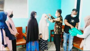 Memulai PK21, Kades Sampulungan Kalungkan ID Card Kader Pendata