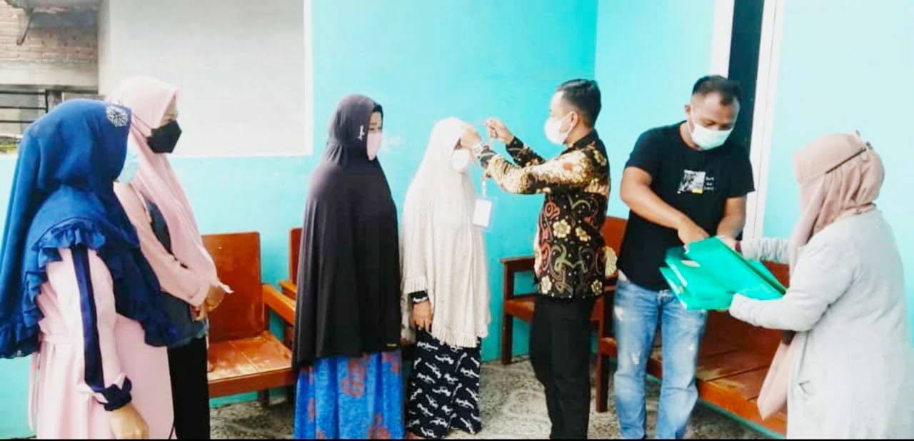 Memulai PK21, Kades Sampulungan Kalungkan ID Card Kader Pendata