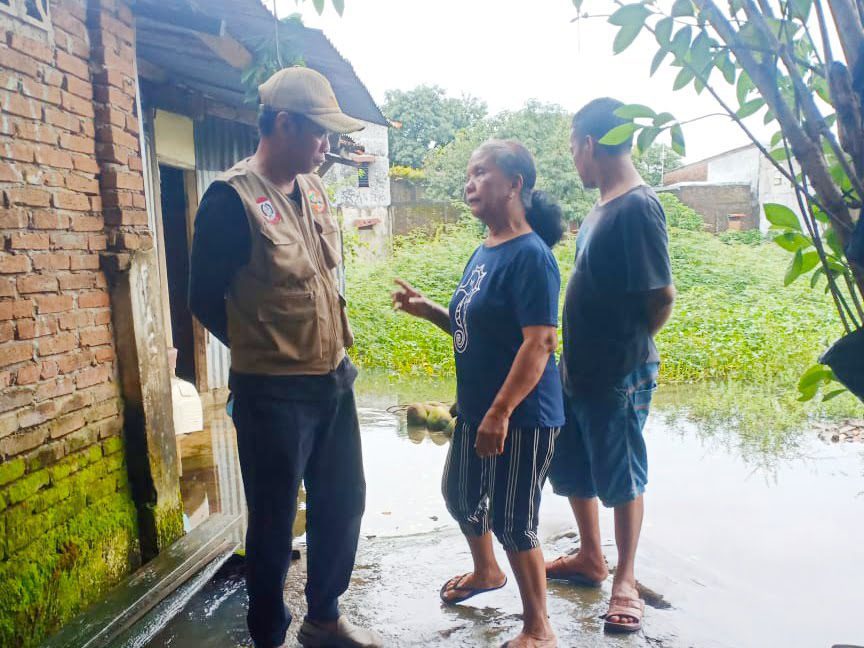 Curah Hujan Tinggi, Plt. Lurah Biring Romang Tinjau Lokasi Rawan Genangan