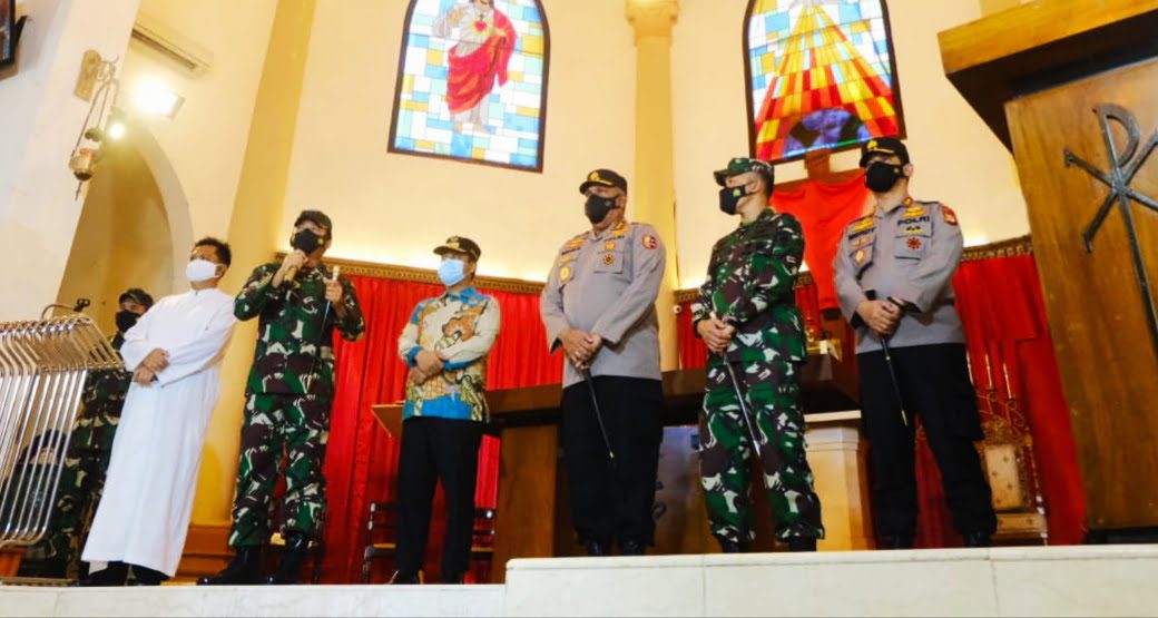 Dampingi Panglima TNI Tinjau Gereja, Plt Gubernur Minta Masyarakat Percayakan Pengamanan Ke TNI-Polri