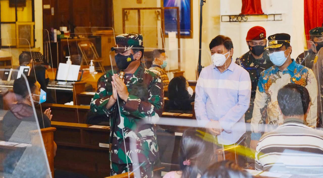 Dampingi Panglima TNI Tinjau Gereja, Plt Gubernur Minta Masyarakat Percayakan Pengamanan Ke TNI-Polri