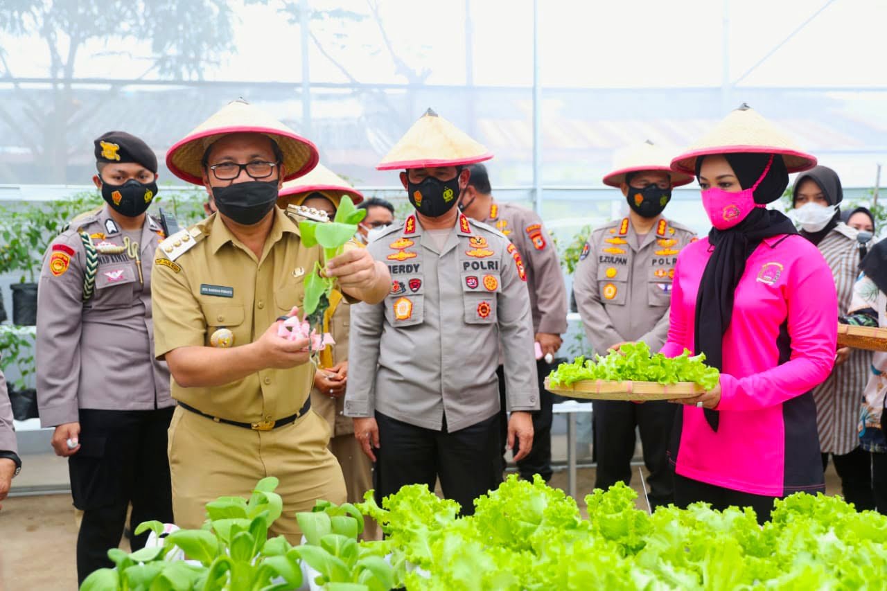 Wali Kota Makassar - Kapolda Sulsel Panen Perdana di Rumah Bibit Bhayangkari