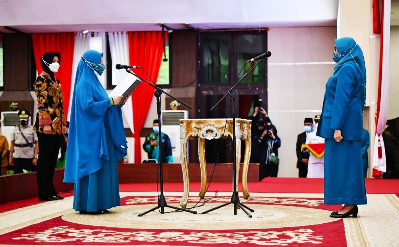 Lantik Ketua PKK Lutim, Naoemi Octarina harap dapat Bertugas dengan Penuh Tanggung Jawab