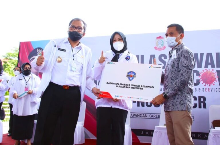Fatma Dampingi Danny Terima Bantuan 5.000 Masker untuk Tim Relawan Makassar Recover