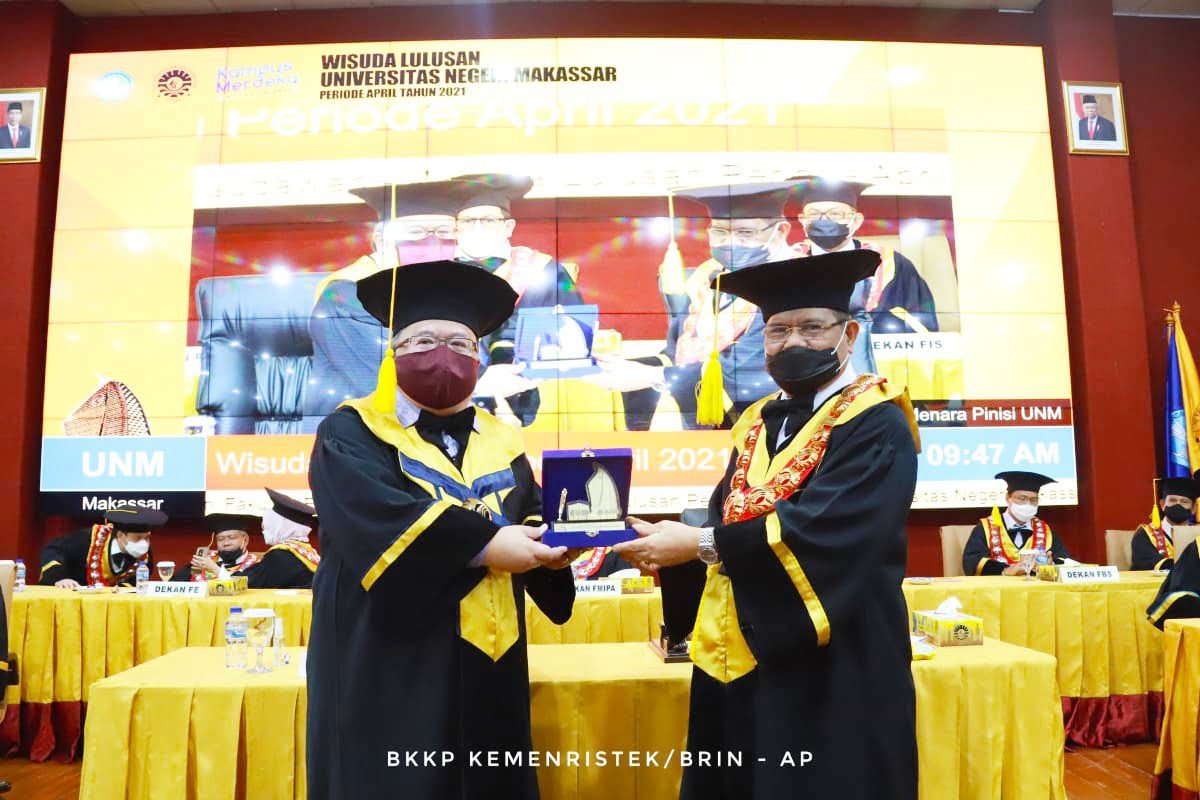 Kepada Wisudawan UNM, Menristek: Budaya Inovasi menjadi Kunci Indonesia Maju