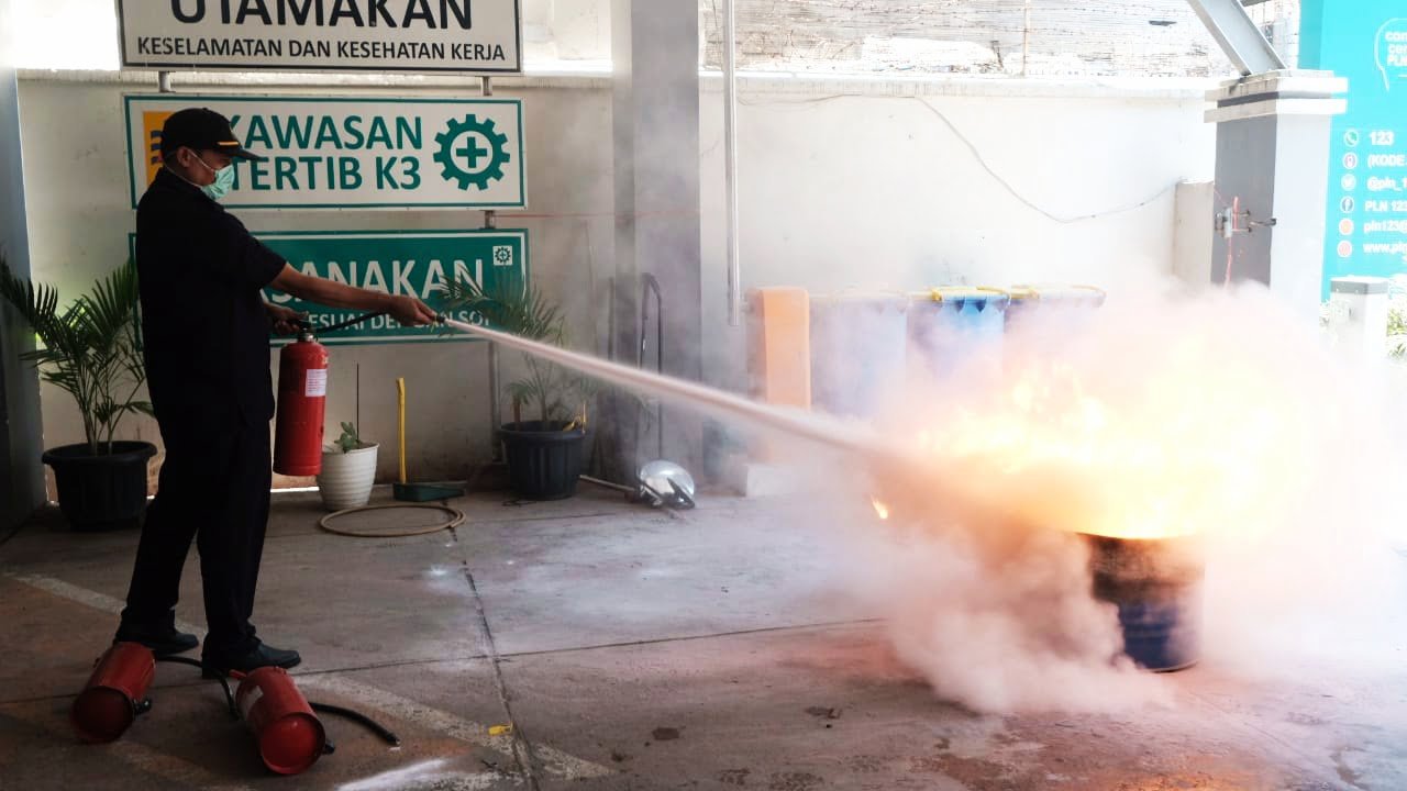 PLN Sulselrabar Gelar Simulasi Peralatan Proteksi Kebakaran dan Teror Bom