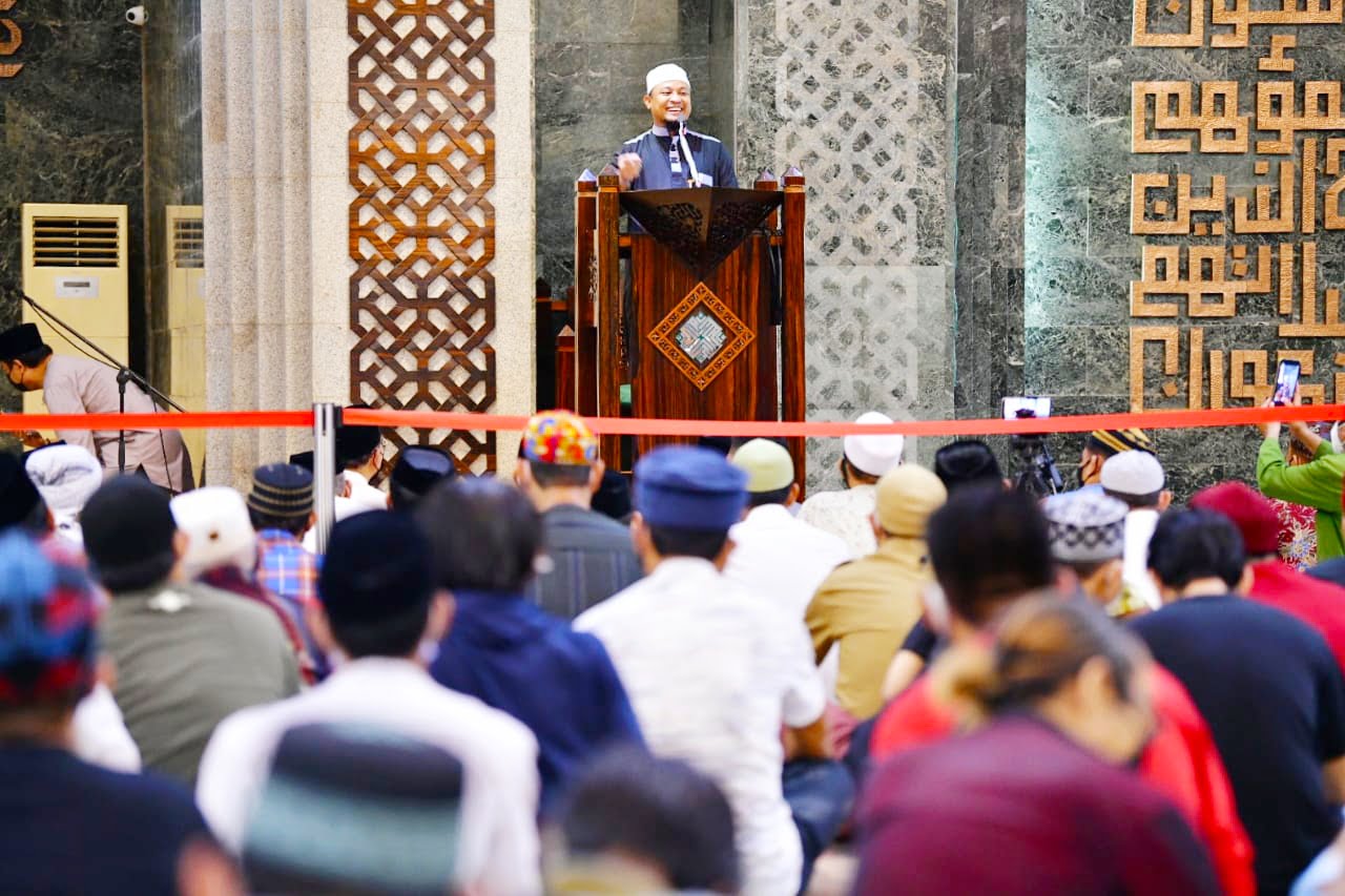 Tarawih Pertama di Masjid Al-Markaz, Plt Gubernur Sulsel Ingatkan Perbanyak Ibadah