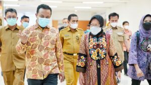 Tiga Pekan pasca Bom Gereja Katedral, Menteri Risma Ditemani Plt Gubernur Pantau Kondisi Korban di RS Bhayangkara