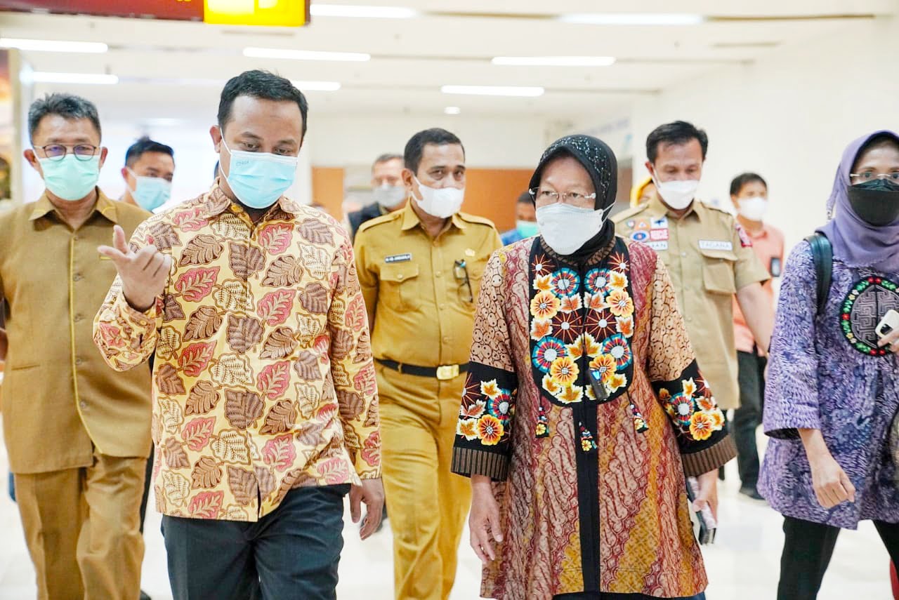 Tiga Pekan pasca Bom Gereja Katedral, Menteri Risma Ditemani Plt Gubernur Pantau Kondisi Korban di RS Bhayangkara