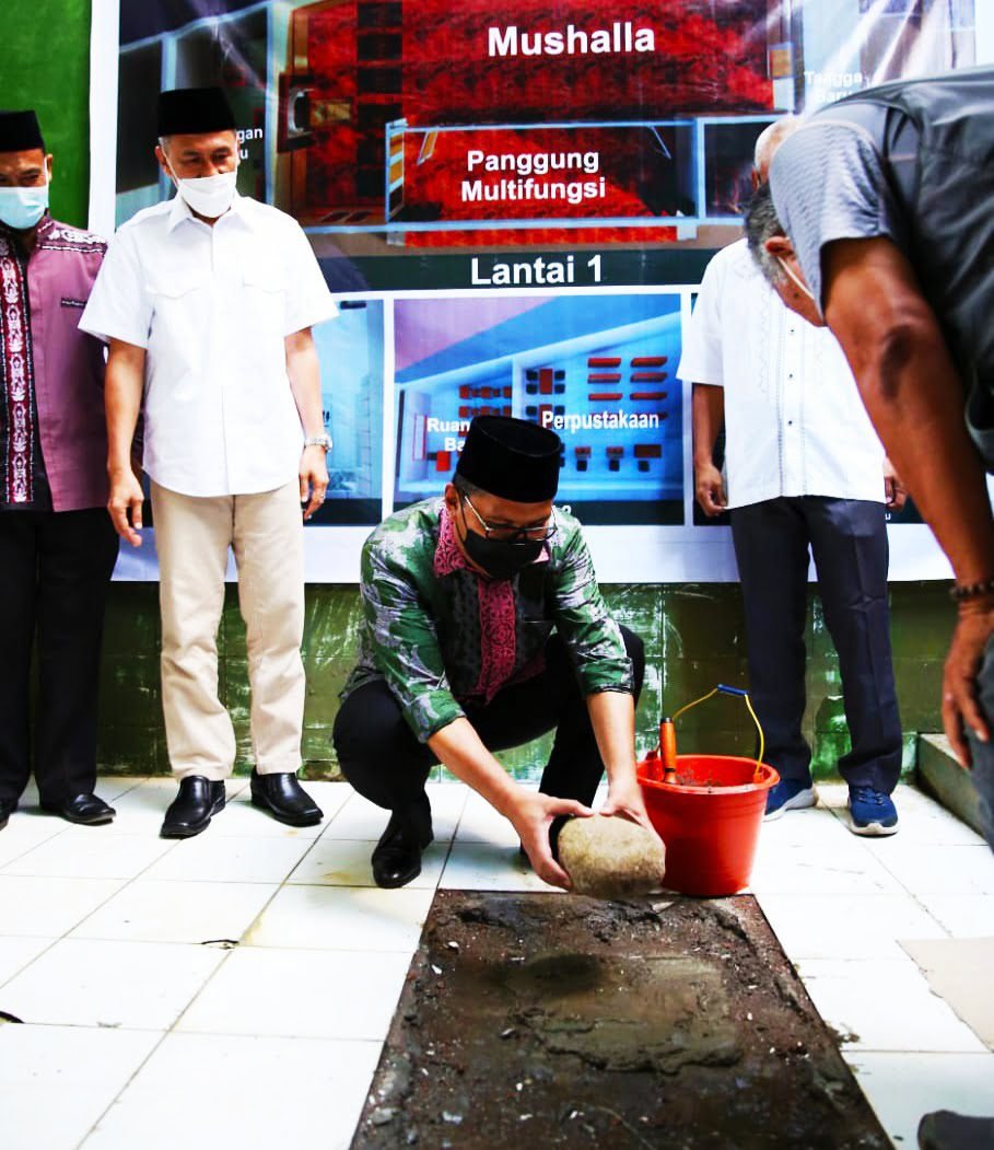Walikota Danny Pomanto Letakkan Batu Pertama Pembangunan Mushalla SMPN 5 Makassar