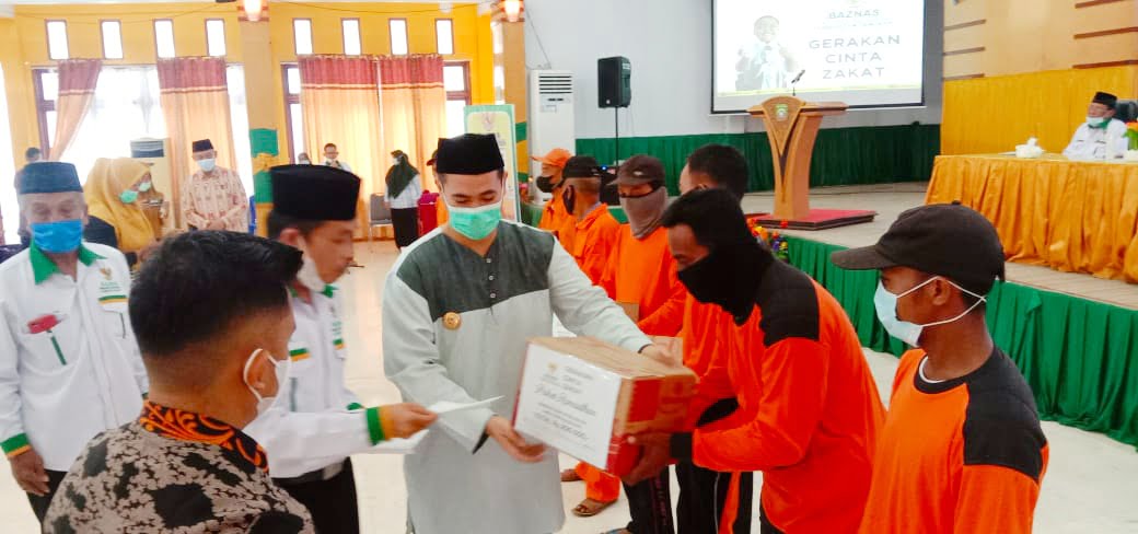 Bupati Pangkep Bagikan 200 Paket Sembako untuk Tenaga Kebersihan