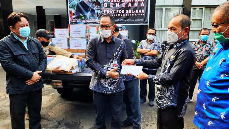 Prof Jufri Serahkan Bantuan Gempa Kepada Kadis Pendidikan Sulbar